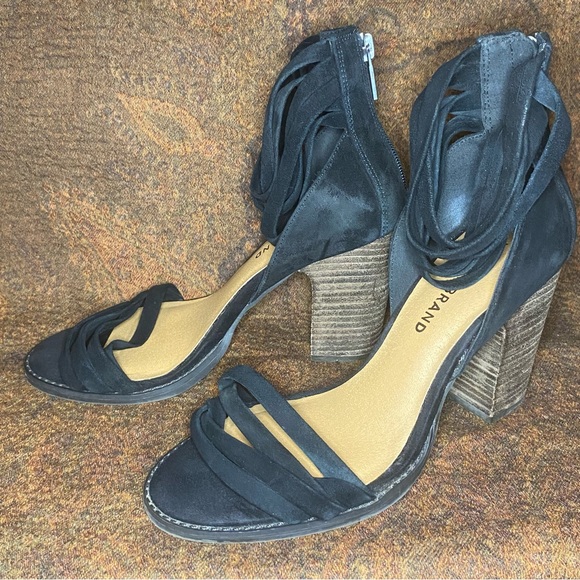 Lucky Brand Shoes - Lucky Brand Black Leather Lakisha Sandal / Heel / Shoes 🍀
